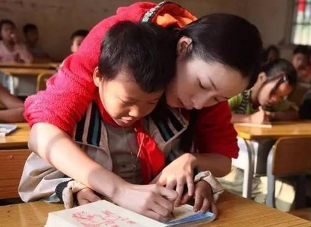 母亲出轨抛弃家庭和儿女,母亲出轨父亲被杀儿子心理扭曲