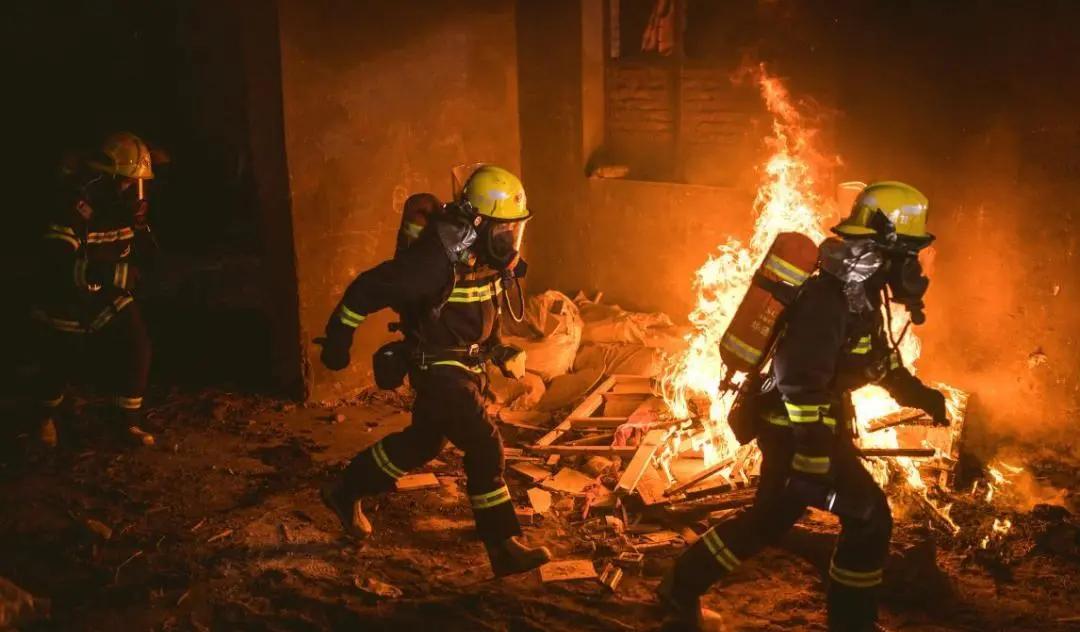 防爆消防灭火机器人,大型全地形消防灭火机器人