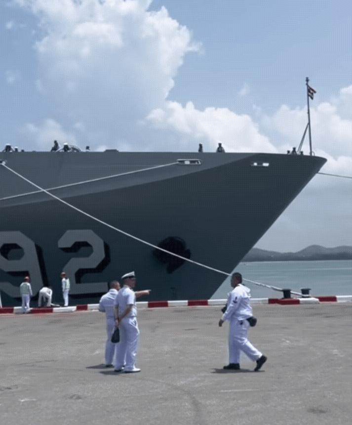 外国人看中国为泰国造的登陆舰,我国大型登陆舰