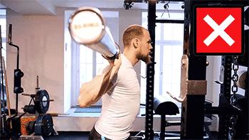 健身教练辅助女学员深蹲,辅助深蹲150kg女学员