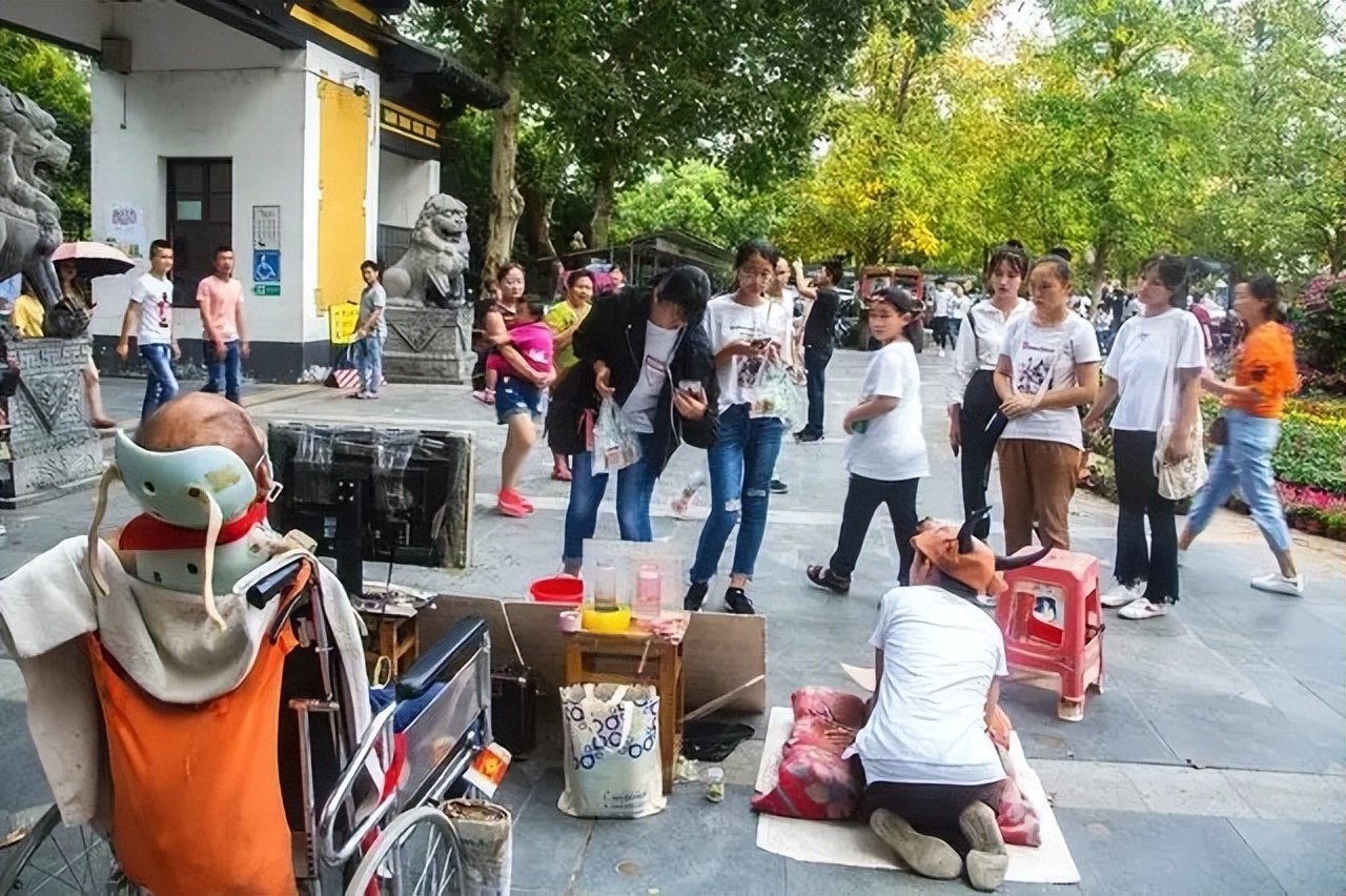 2015年，安徽女孩上街“扮牛”让人骑5元一次，背后隐情催人泪下