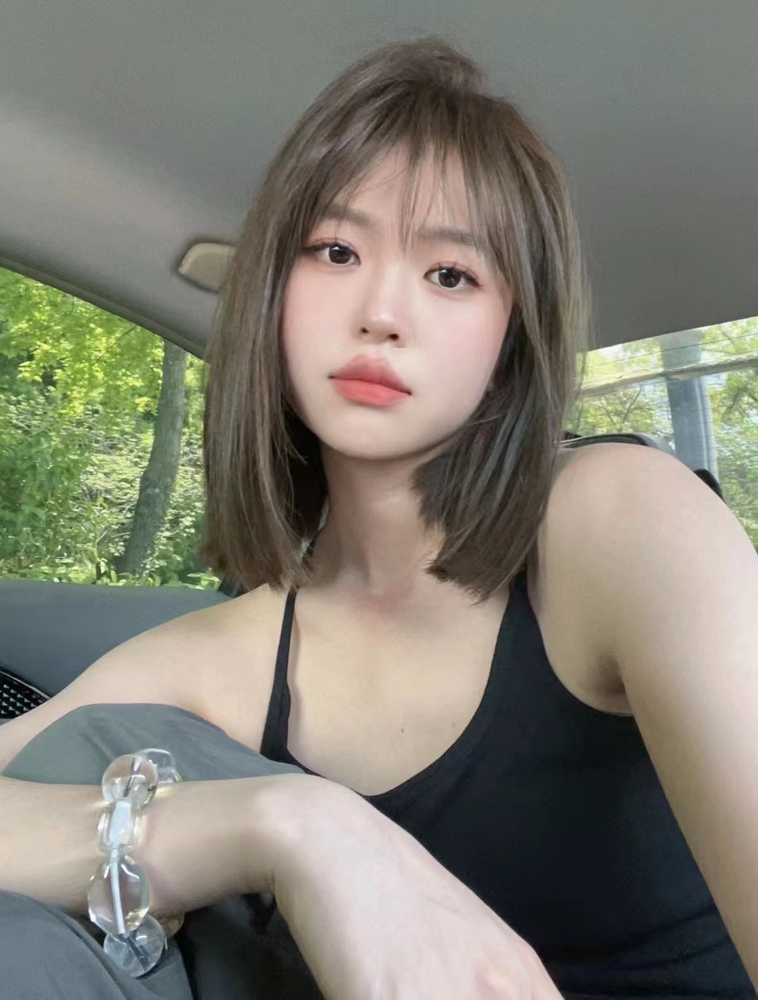 流行的短发型黑色减龄,挂耳短发2023爆款洋气