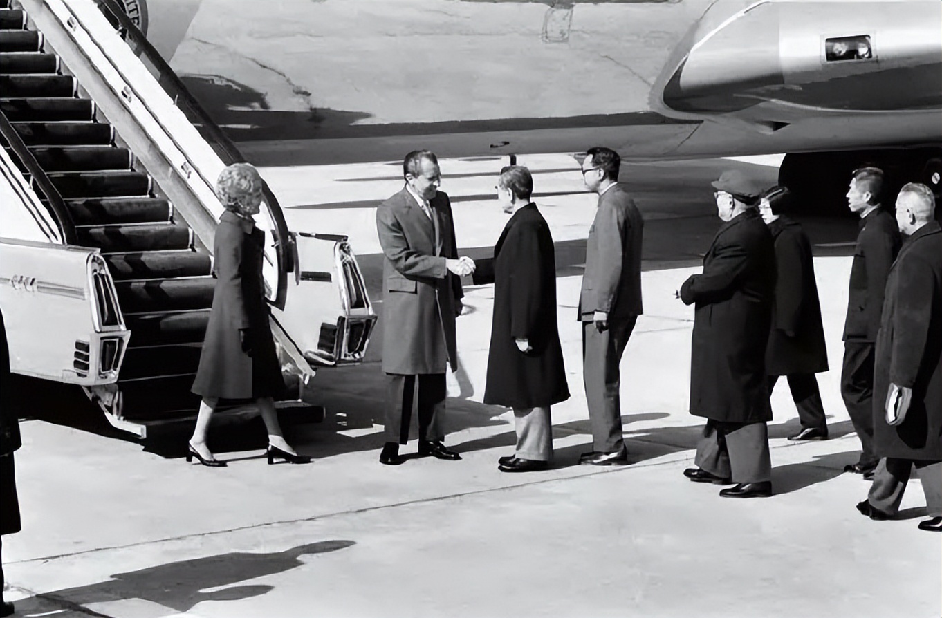 1998年*万年张**访美，美国陆军司令一把将其抱住大喊：可算抓到你了