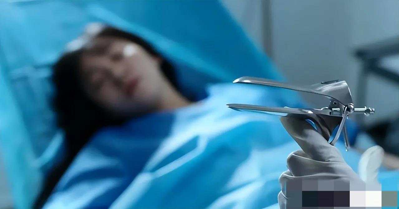 鸭嘴钳、取卵针《法医秦明》隔着屏幕都能感觉疼，这部悬疑剧要火