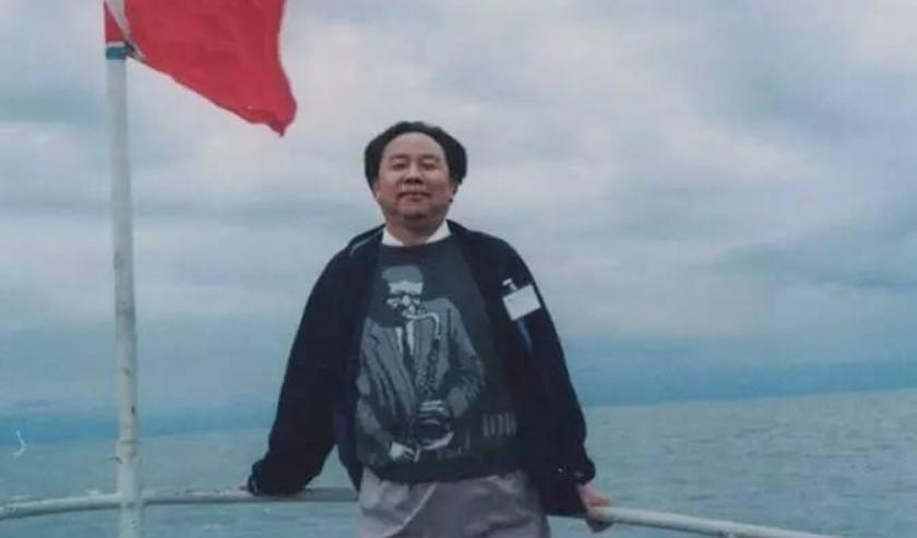 1999年“首富”牟其中入狱,妻儿远走德国,小28岁小姨子不离不弃