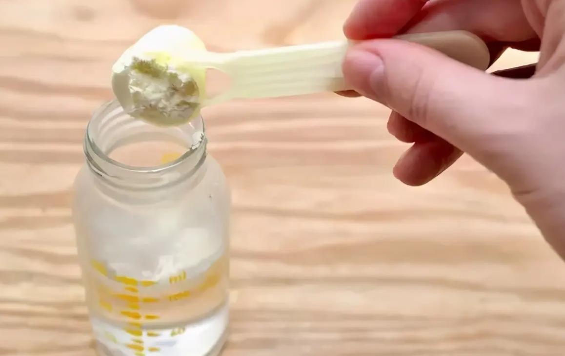 宝爸直接用热水冲奶粉被月嫂骂了，这才是正确的冲奶粉方式