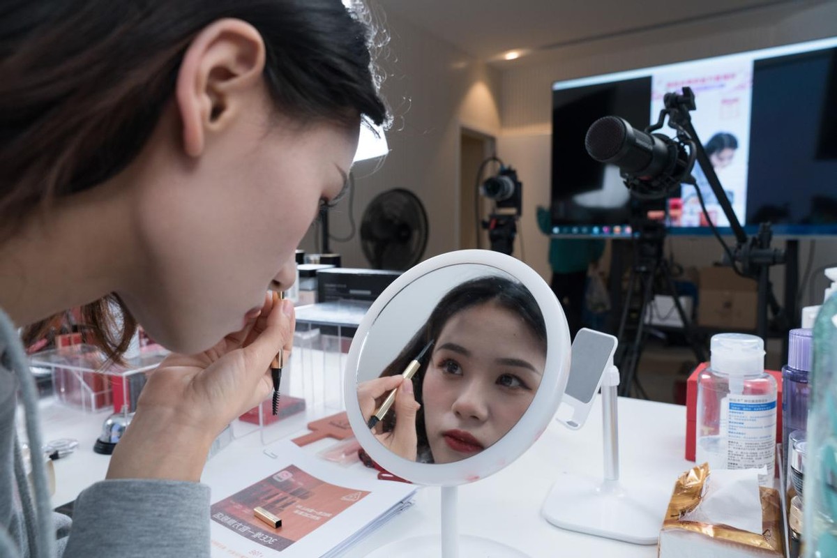 外媒担忧照进现实,国货、进口在唯品会同台竞技