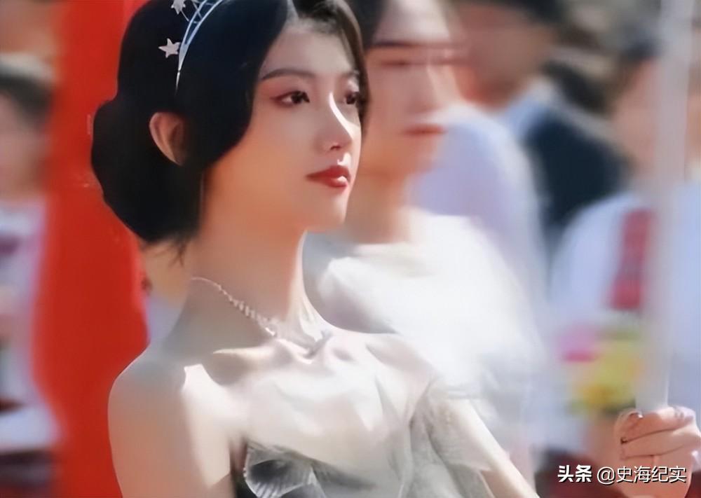 高校女生跳舞被批判,中国校园啦啦队美女练习跳舞