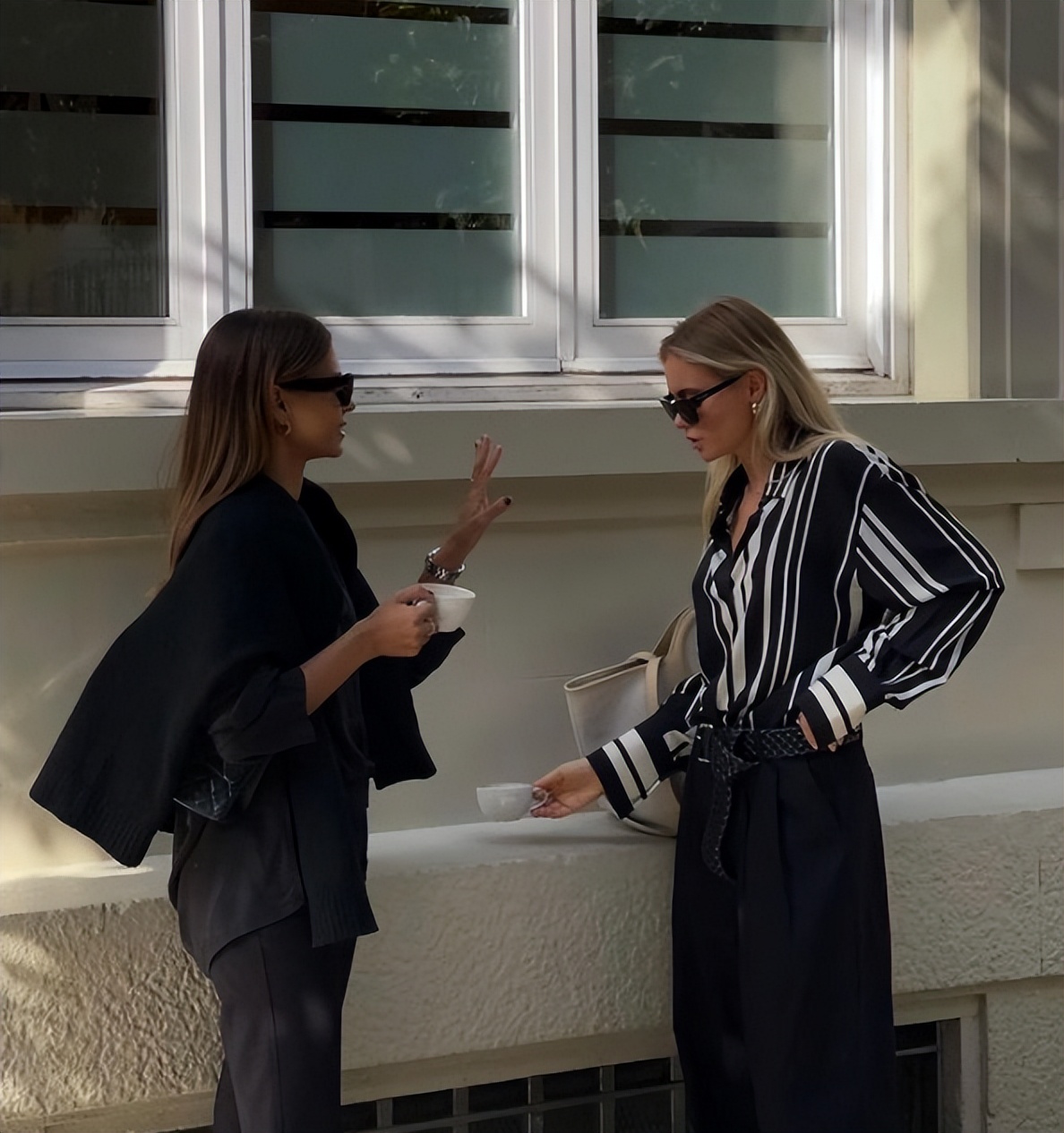 黑色衬衫最新穿搭,衬衫穿在毛衣外面