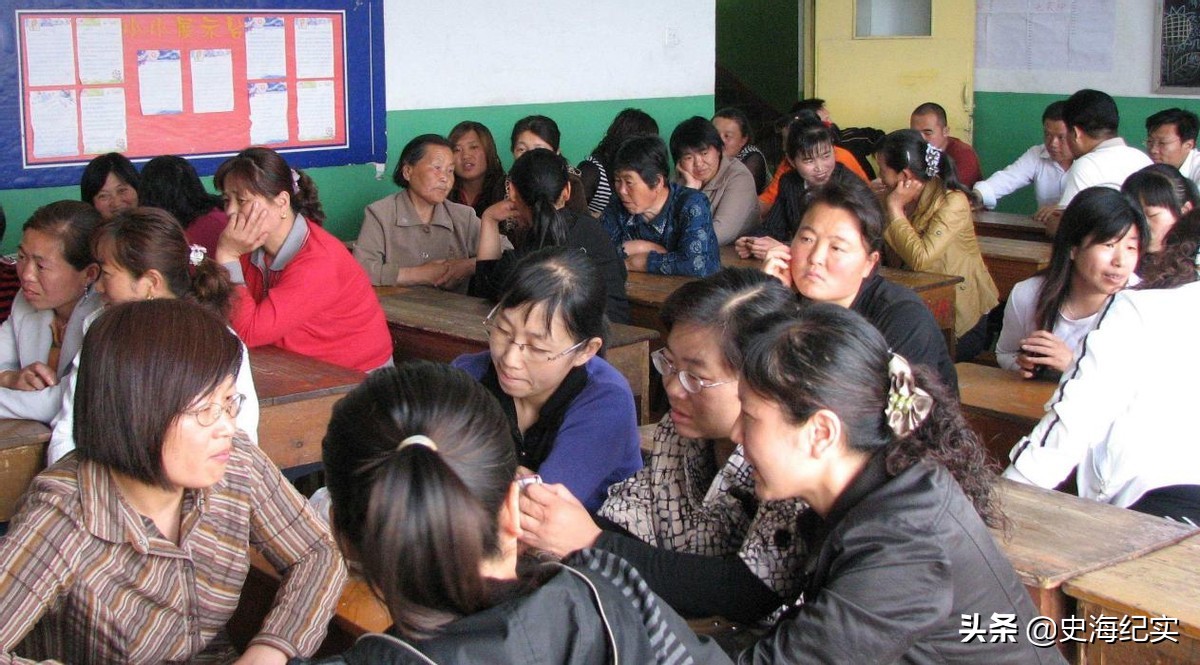 高校女生跳舞被批判,中国校园啦啦队美女练习跳舞