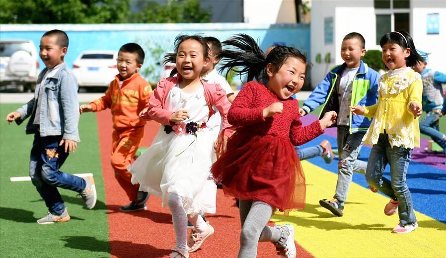 3胎宝妈买200块奶粉，丈夫看到发脾气：喝什么奶粉，省点钱生儿子