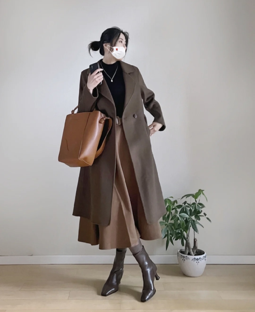 冬季流行鱼尾裙短款羽绒服穿搭,深色羽绒服搭配什么色的半身裙