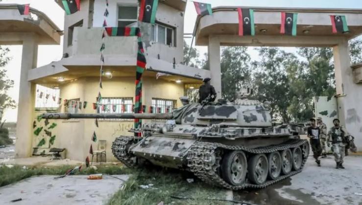 非洲一国买东方神秘坦克，不久扭转战场局势，战胜非洲两大强国