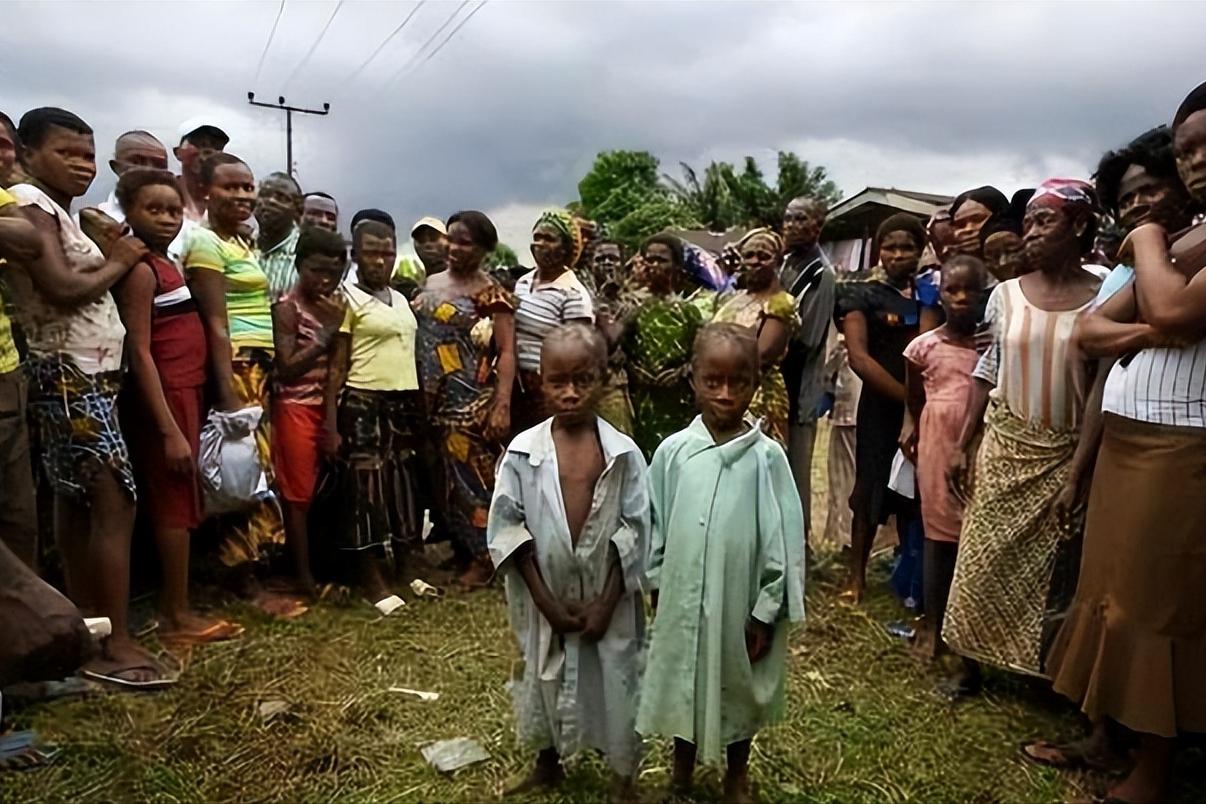 6年前,2岁非洲讨水男孩被好心人收养后,现在过得怎样?