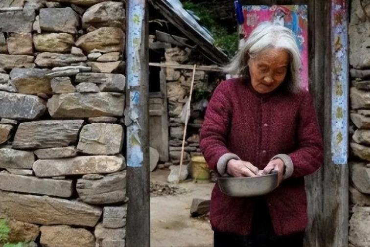 八十岁奶奶因摔一跤怀孕,91岁老太摔跤后怀孕