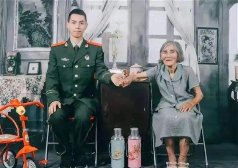 24岁小伙与85岁老人拍婚纱照,小伙子与八旬老太婚纱照