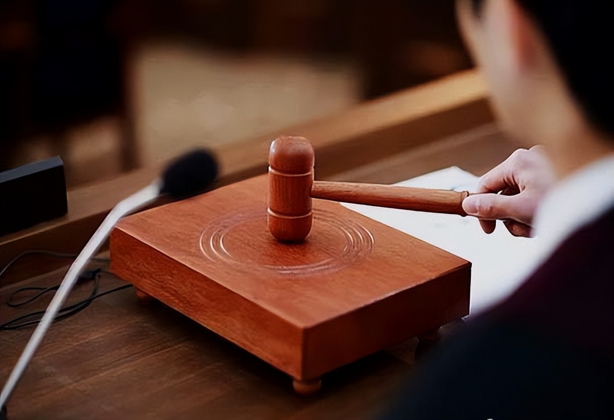 以“天价QQ号码被盗案”为例，分析司法上对通信自由罪的认定