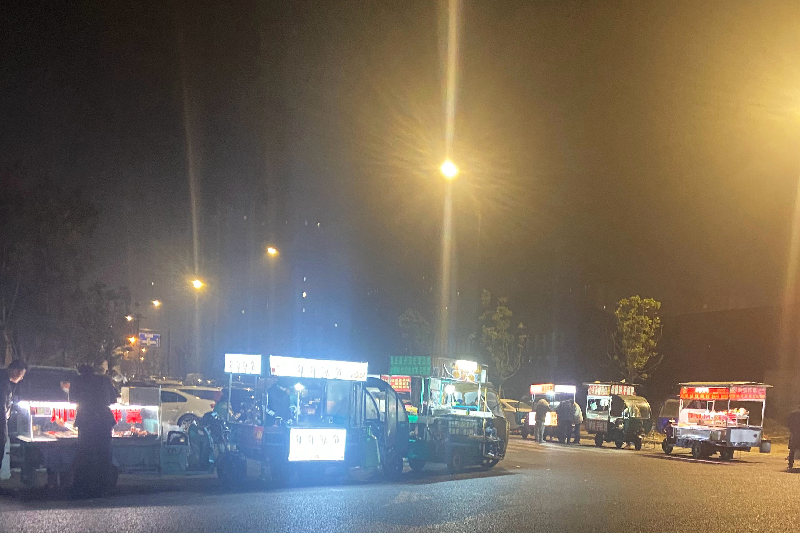 江西爷俩推车卖脆皮五花肉，出摊一星期挣500，网友：不如送外卖