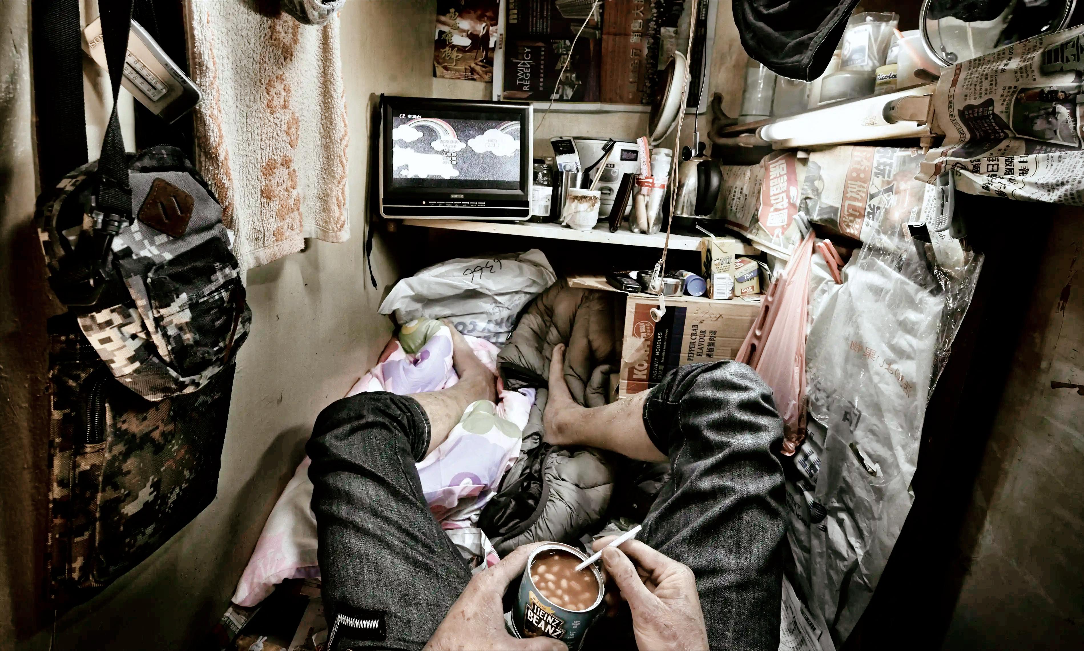 香港穷人住的房子叫劏房,香港有多少人住棺材房