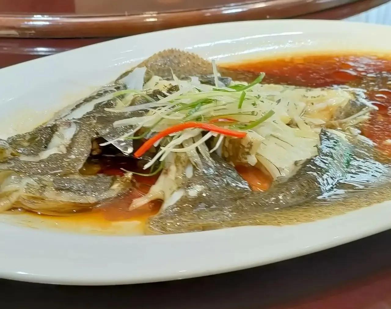 甘肃小伙晒酒席引热议，一桌1580元18道菜，网友：这物价太高了