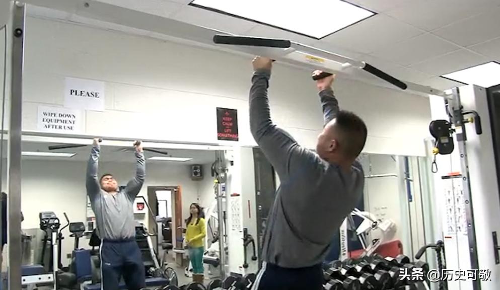 2003年美国伊拉克战争,中国小伙去美国被美国人骂穷