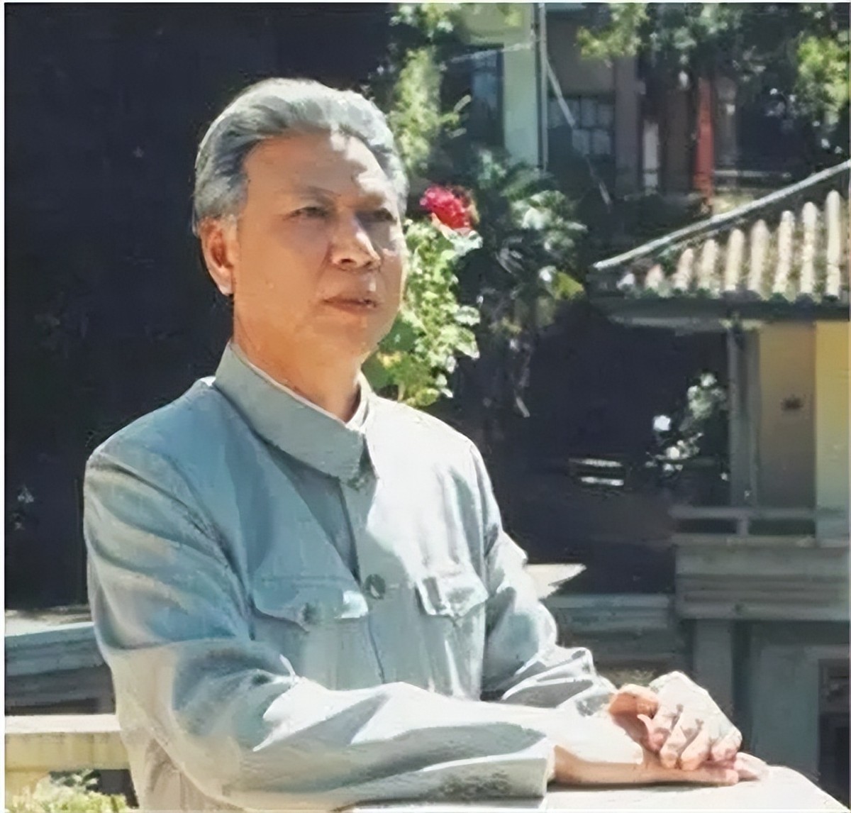 饰演伟人*少奇刘**的演员：王光美把*少奇刘**同志穿过的衣服送给了他