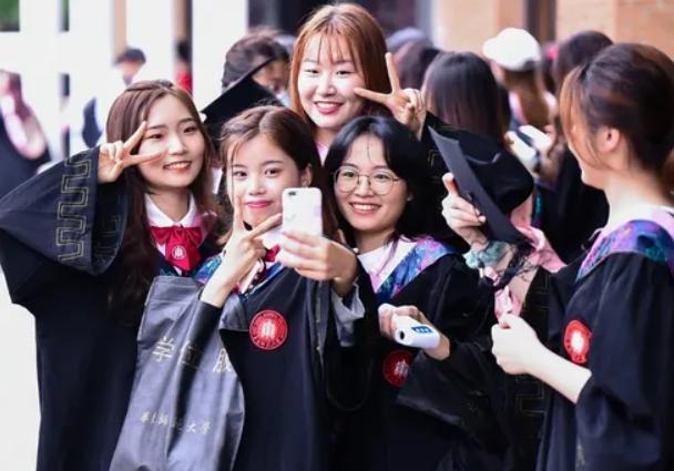 成龙武汉设计工程学院见面会,成龙出席武汉大学典礼