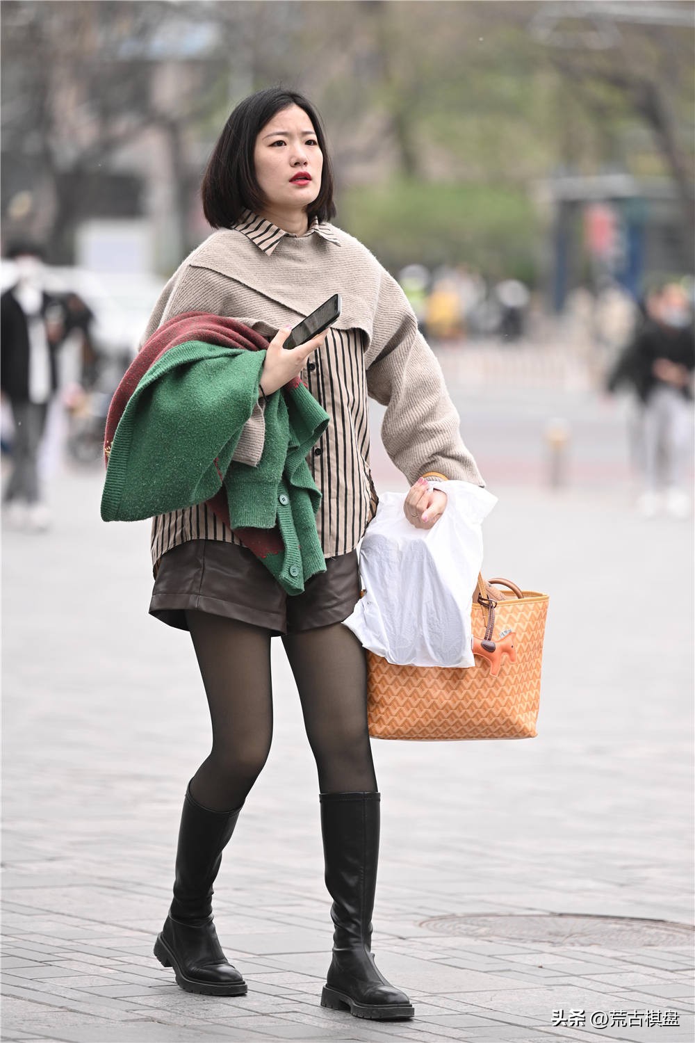 黑腿袜搭配长靴冬季,长靴搭配黑色连裤袜还是很好看的