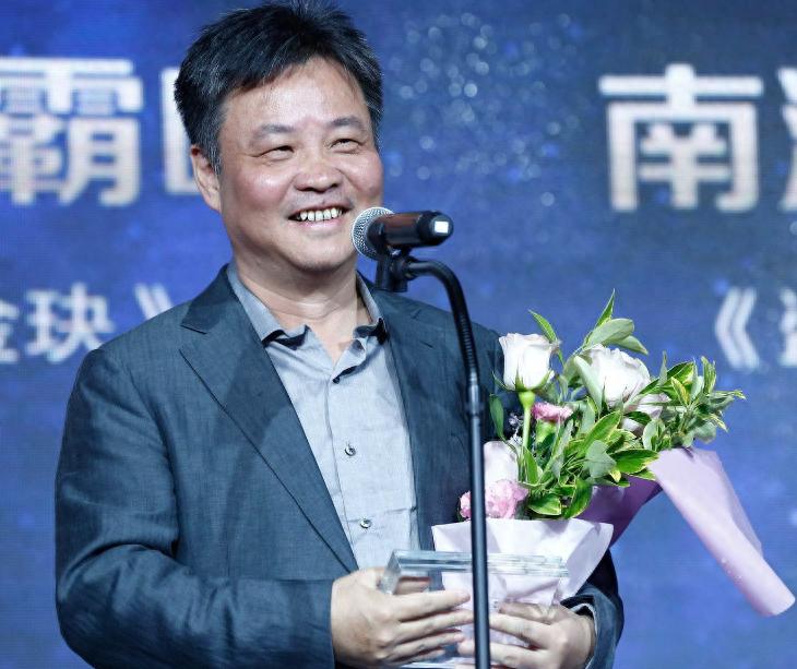 【错综迷离】：观众纷纷倾诉离奇故事，离开影院失语。