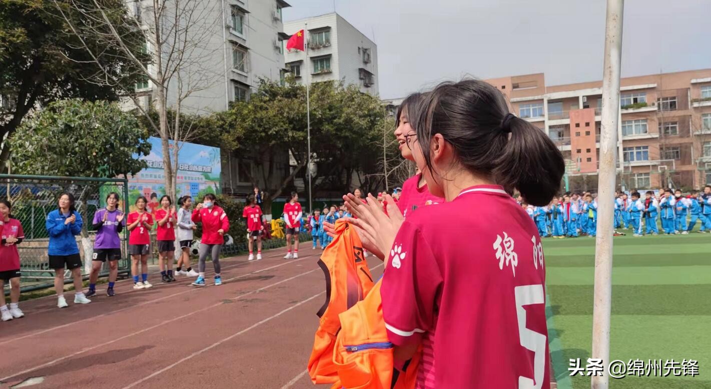 张琳艳回母校被老师塞糖,张琳艳恩师