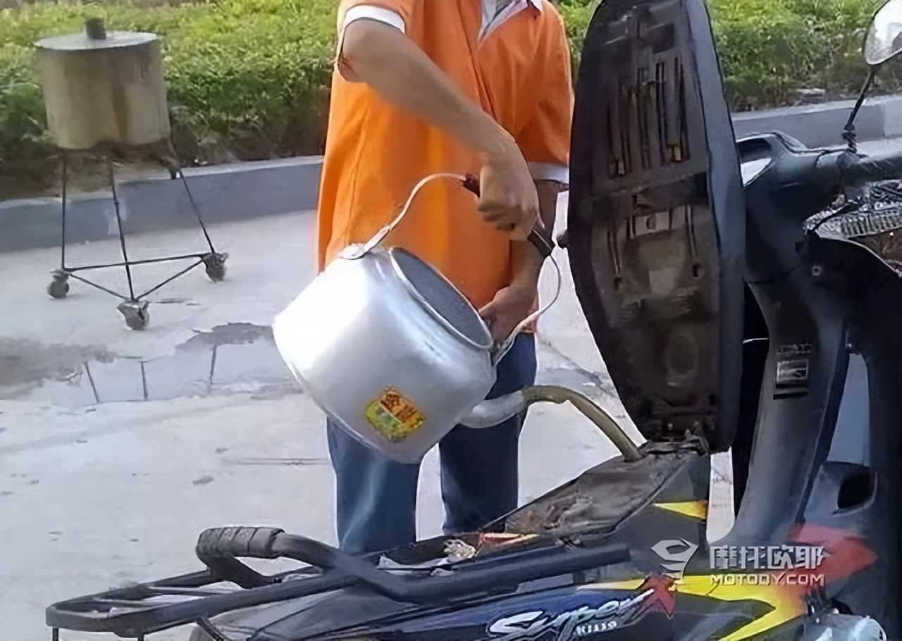 摩托车加油推行4.5米新规取消了吗,摩托车加油现在还用退出加油站吗