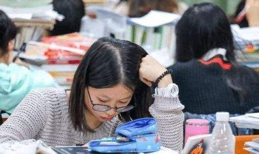 “读书无用论”重现江湖？成都一女销售月薪98万，引发网友争议