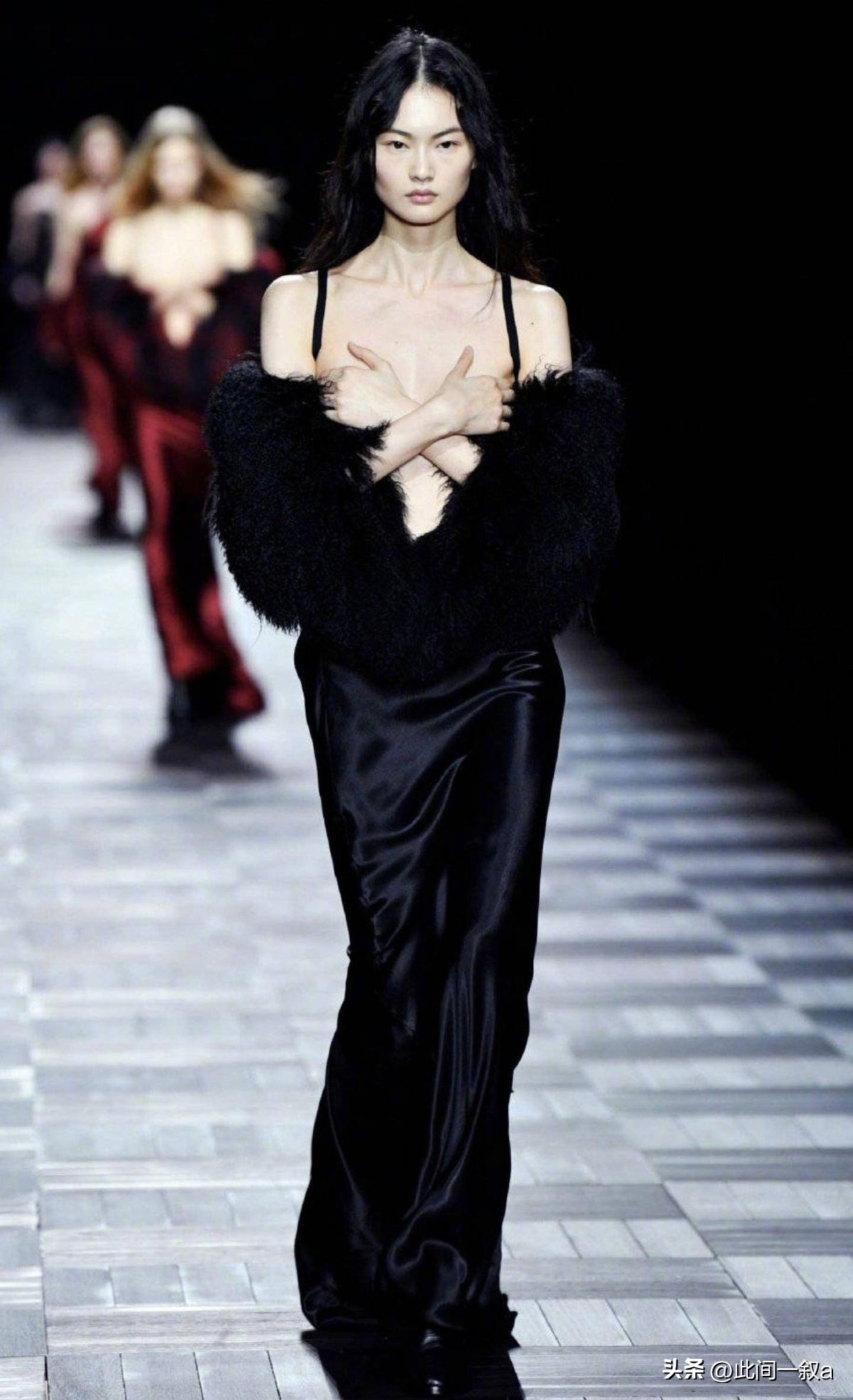 开裆裤，裸胸装，今年高奢大秀一个比一个奇葩，暴露就是时尚？