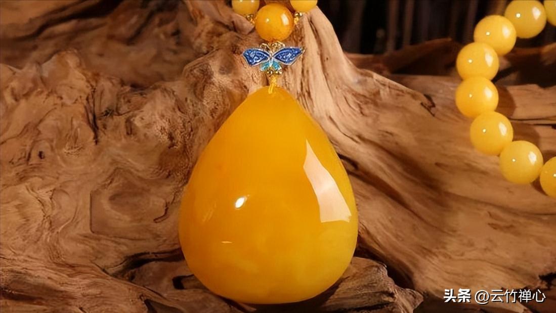 琥珀蜜蜡随形盘玩变色过程,佩戴琥珀蜜蜡有哪些好处呢视频