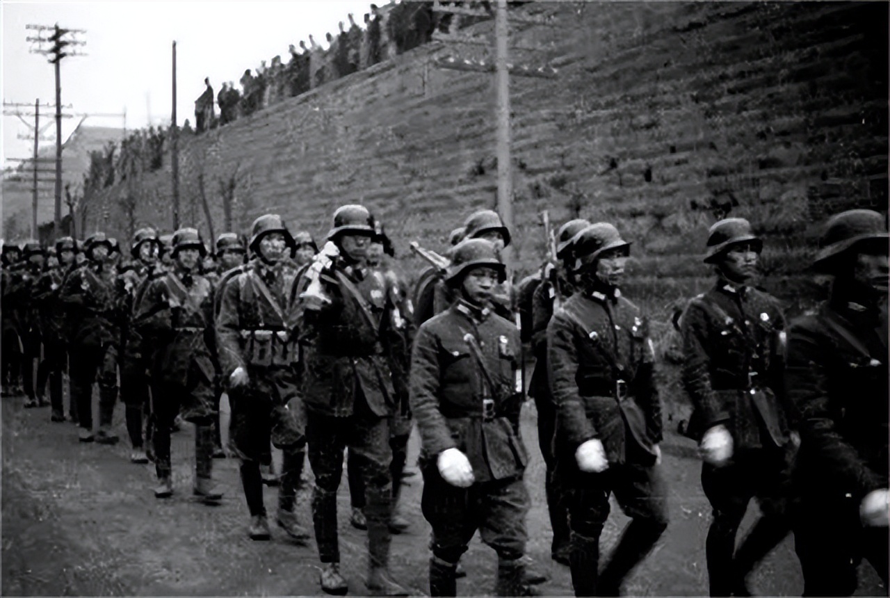 蒋军忍饥挨饿，蒋校长却空投“激励信”，士兵大骂：这有啥用