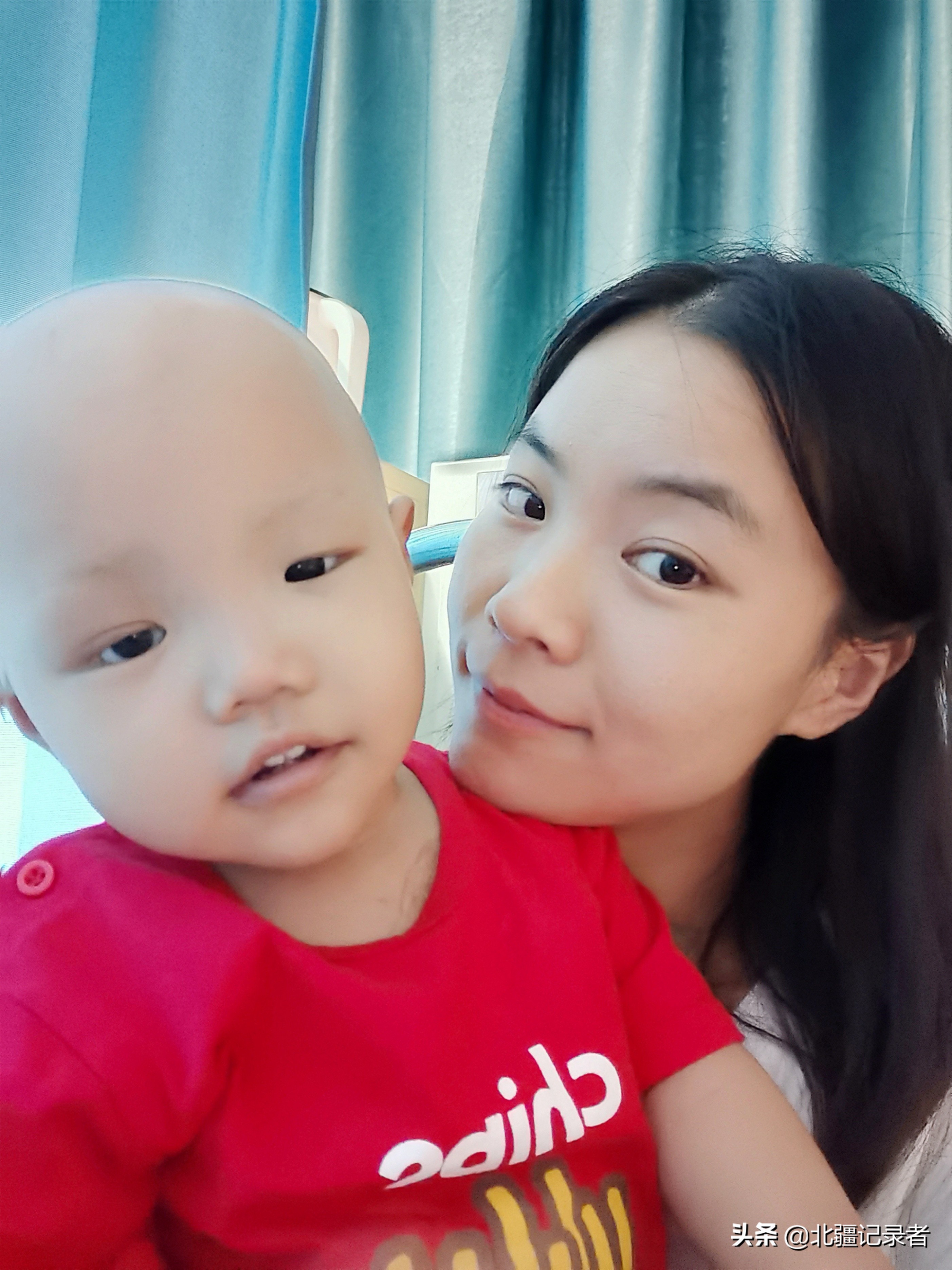 呆萌可爱的小女婴,一岁女婴可爱