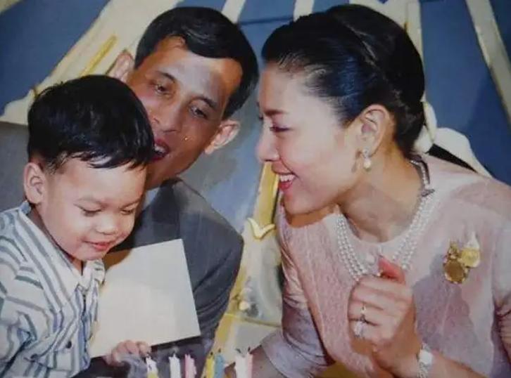 泰国提帮功王子18岁生日情况,泰王14岁提帮功难当大任