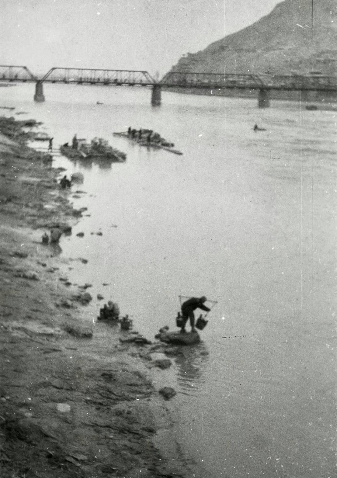 女子身穿日本侵华军装照片,女子穿侵华日军服装摆拍新闻视频