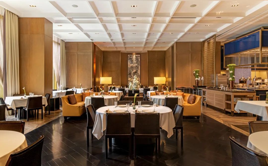 配备一星米其林黑珍珠餐厅,比米其林黑珍珠高端的餐厅
