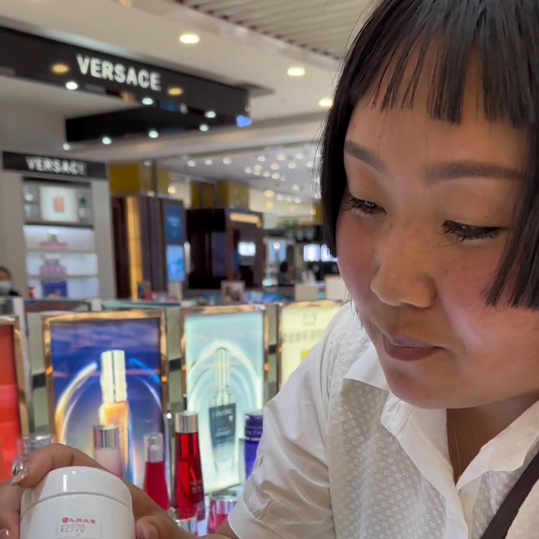 宝子们，我真不能理解居然有人买2999的化妆品，因为我...