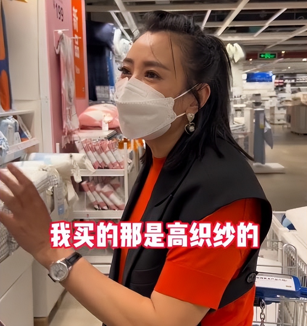 崔晋带妹妹采购开学用品，偶遇晋妈，妈妈特意给李勒优买鹅绒被子