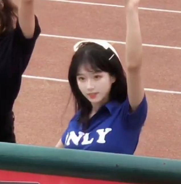 大学运动会女孩跳舞惊艳全场,大学校运会开幕式美女跳舞