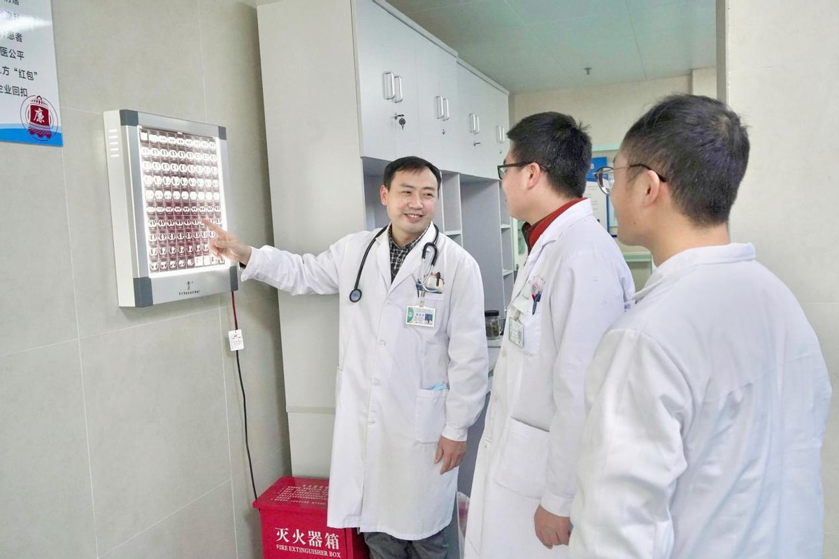 腹痛伴有排气频繁腰痛,非经期腹痛腰疼