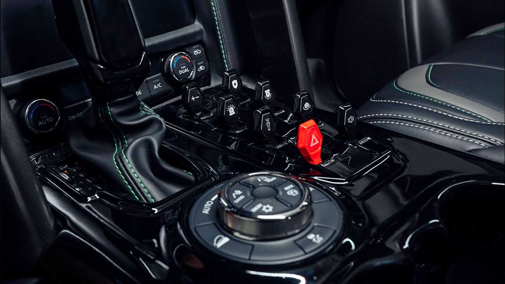 迪拜警察开巡逻车,迪拜日产途乐警车