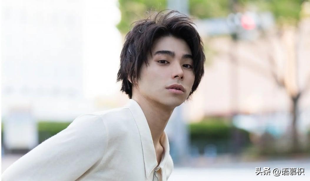 苣屋戏外是黑发大帅哥！村上虹郎浓颜系帅脸超迷人，爸妈皆是大咖