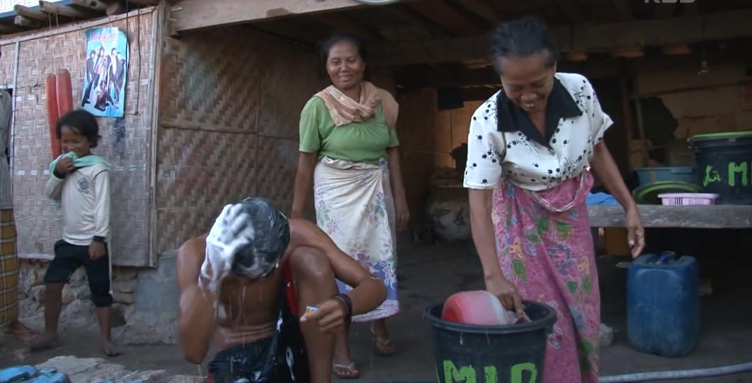 渔民捕获虎鲨,真实渔民钓到的虎鲨