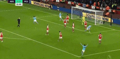 曼城3-1！阿森纳球迷向德布劳内连扔两个水瓶，丁丁回应：谢谢您