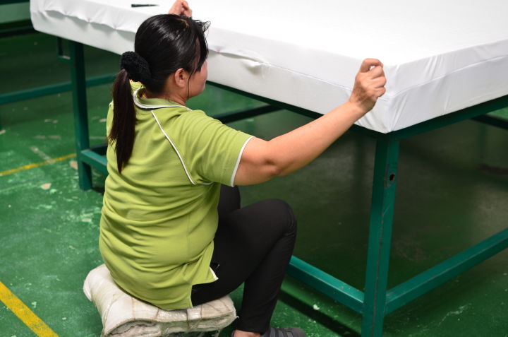 床垫上的保护薄膜要尽快揭掉，否则严重为孩子健康