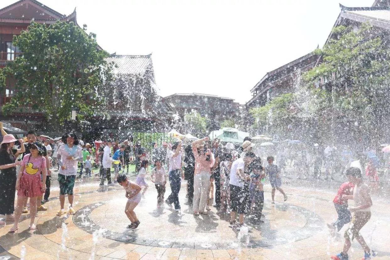 2010西双版纳傣族万人泼水节,西双版纳万人泼水节狂欢