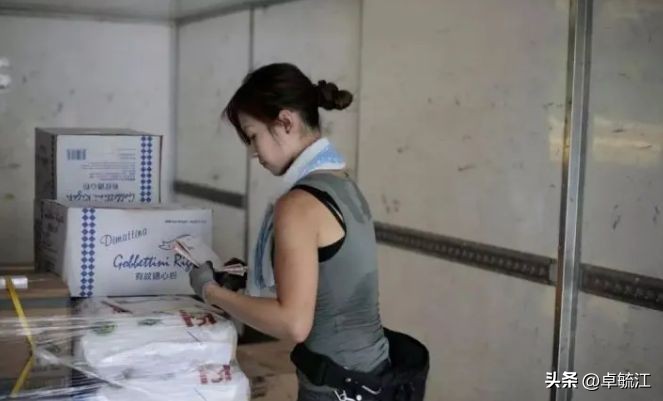 最美搬运工女孩现状,最美搬运工真实生活
